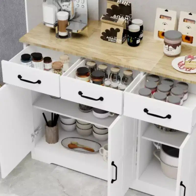 Buffet de style campagnard : 3 portes, 3 tiroirs, parfait pour la salle à manger