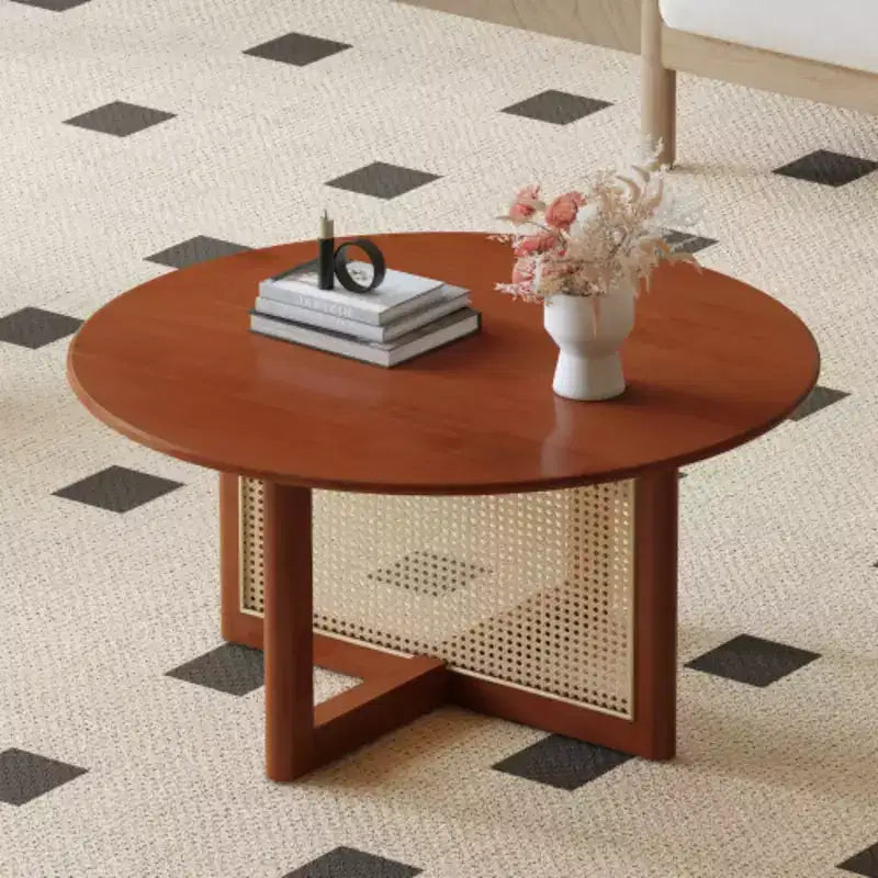 Une table basse en bois rouge foncé, naturelle et élégante, avec des décorations en rotin artificiel