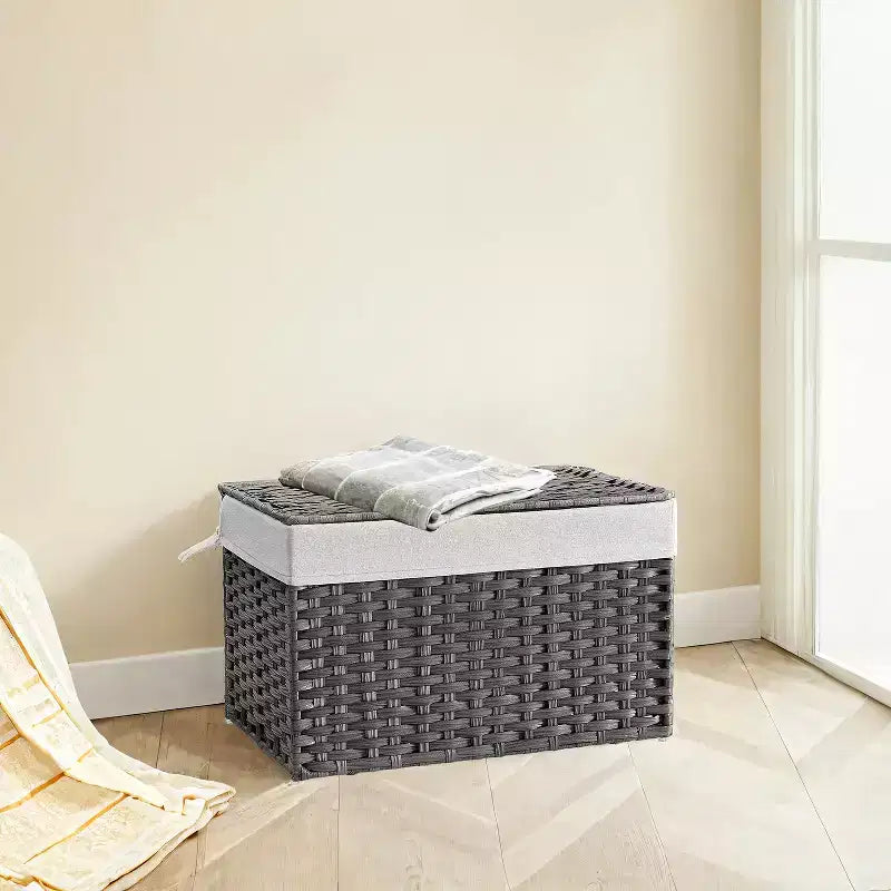 Panier de rangement avec couvercle, 105 L (27,7 gallons US) Tressé. Comprend des poignées, une doublure amovible et un cadre métallique.