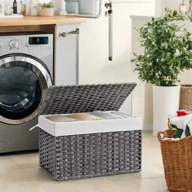 Panier de rangement avec couvercle, 105 L (27,7 gallons US) Tressé. Comprend des poignées, une doublure amovible et un cadre métallique.