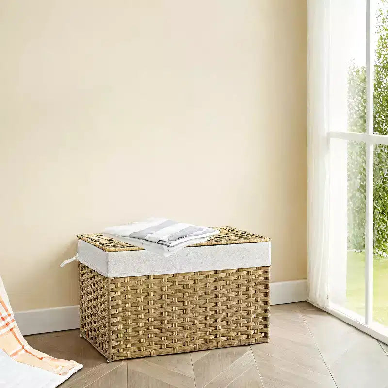 Panier de rangement avec couvercle, 105 L (27,7 gallons US) Tressé. Comprend des poignées, une doublure amovible et un cadre métallique.