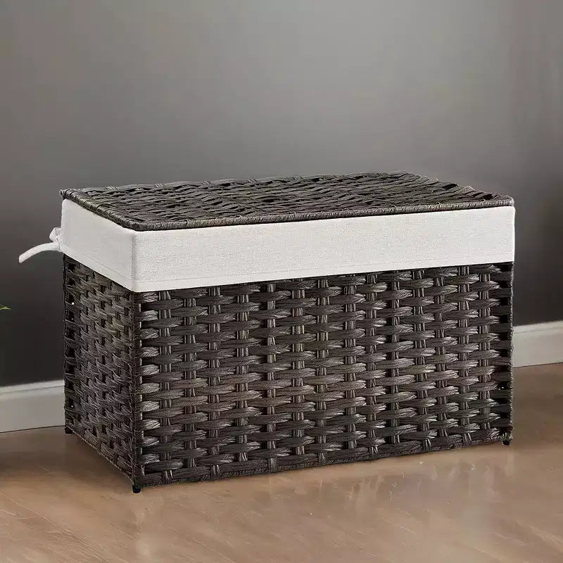 Panier de rangement avec couvercle, 105 L (27,7 gallons US) Tressé. Comprend des poignées, une doublure amovible et un cadre métallique.