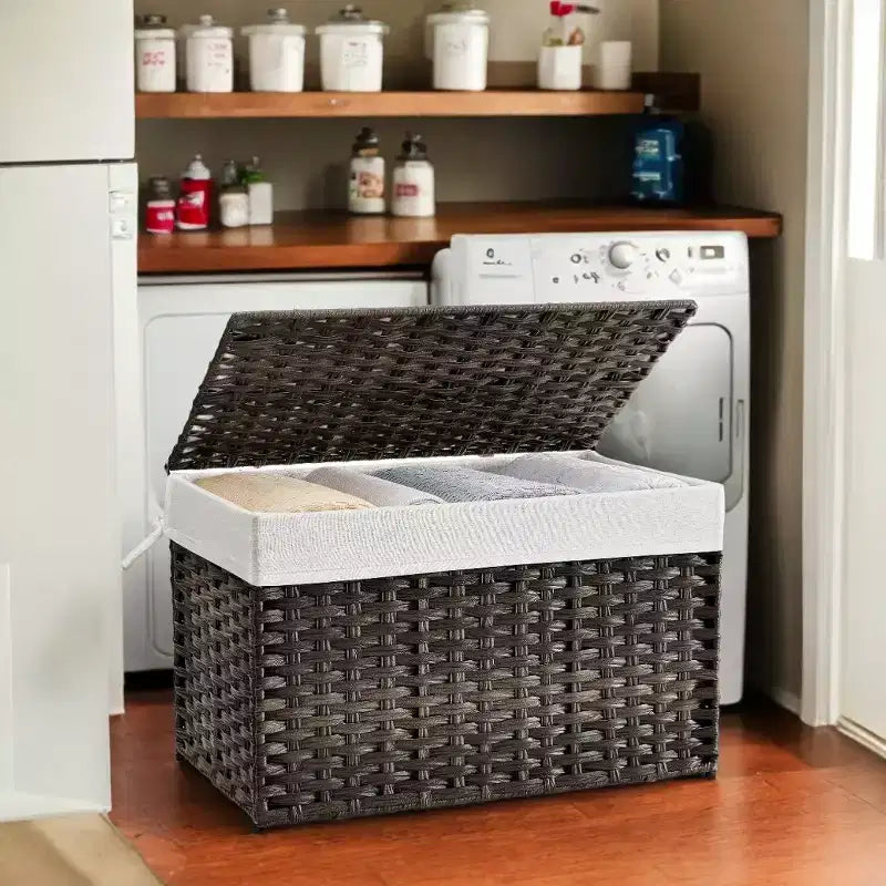 Panier de rangement avec couvercle, 105 L (27,7 gallons US) Tressé. Comprend des poignées, une doublure amovible et un cadre métallique.