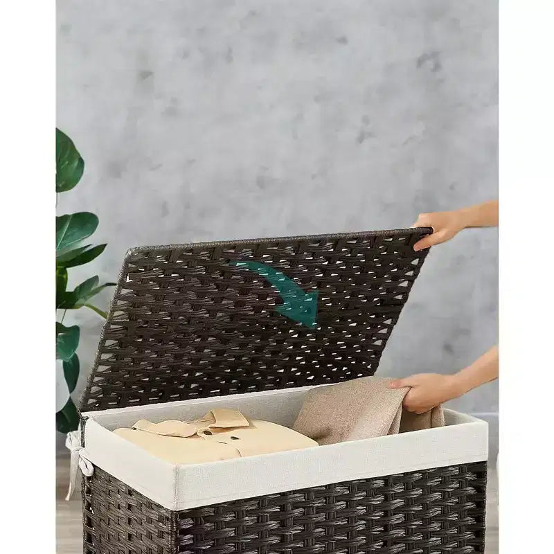 Panier de rangement avec couvercle, 105 L (27,7 gallons US) Tressé. Comprend des poignées, une doublure amovible et un cadre métallique.