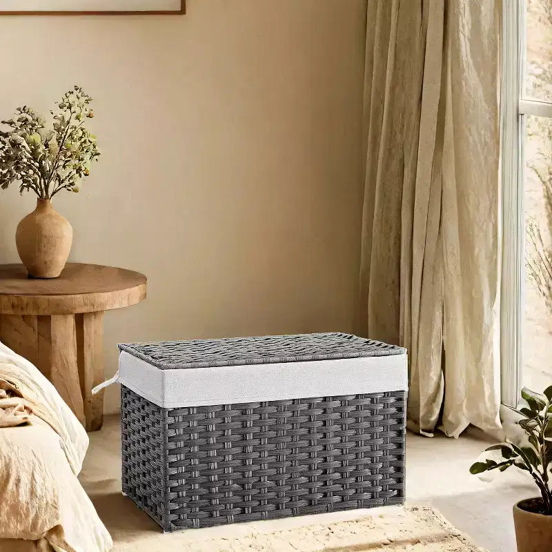 Panier de rangement avec couvercle, 105 L (27,7 gallons US) Tressé. Comprend des poignées, une doublure amovible et un cadre métallique.