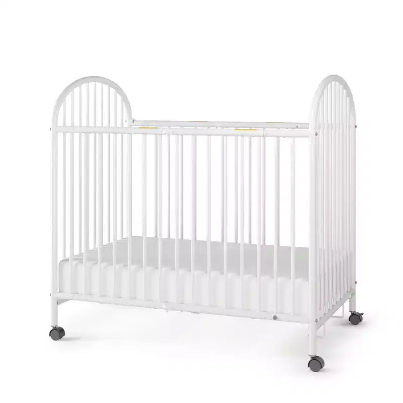 Lit de Bébé Pliant Compact Arqué Portable avec 3 Matelas et 2 Roues Verrouillables, Construction Durable, Facile à Nettoyer (Blanc)