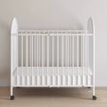 Lit de Bébé Pliant Compact Arqué Portable avec 3 Matelas et 2 Roues Verrouillables, Construction Durable, Facile à Nettoyer (Blanc)