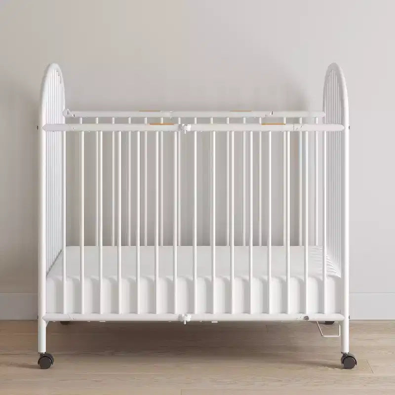 Lit de Bébé Pliant Compact Arqué Portable avec 3 Matelas et 2 Roues Verrouillables, Construction Durable, Facile à Nettoyer (Blanc)