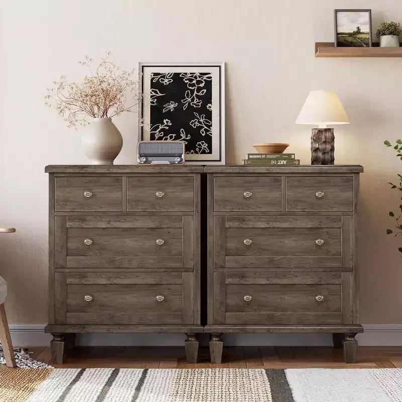 Commode 4 tiroirs pour chambre à coucher, commode vintage avec poignées sculptées et pieds fuselés, commode en bois avec grande capacité de rangement